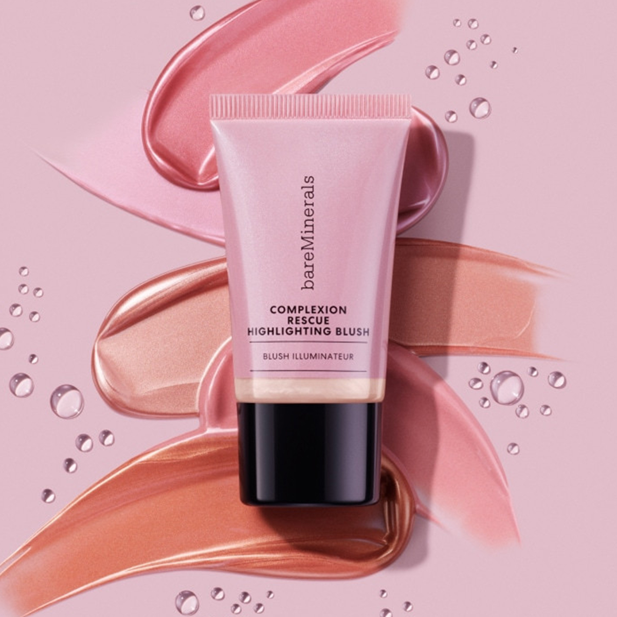 bareMinerals Complexion Rescue Highlighting Blush. Poskipuna on vaaleanpunaisessa tuubissa, jossa on musta kansi, ja sen etupuolella on teksti ”bareMinerals Complexion Rescue Highlighting Blush Blush Illuminateur”. Tausta on vaaleanpunainen, ja siinä on useita siveltimenvedoksia vaaleanpunaisen ja kullan eri sävyillä sekä pieniä vesipisaroita.