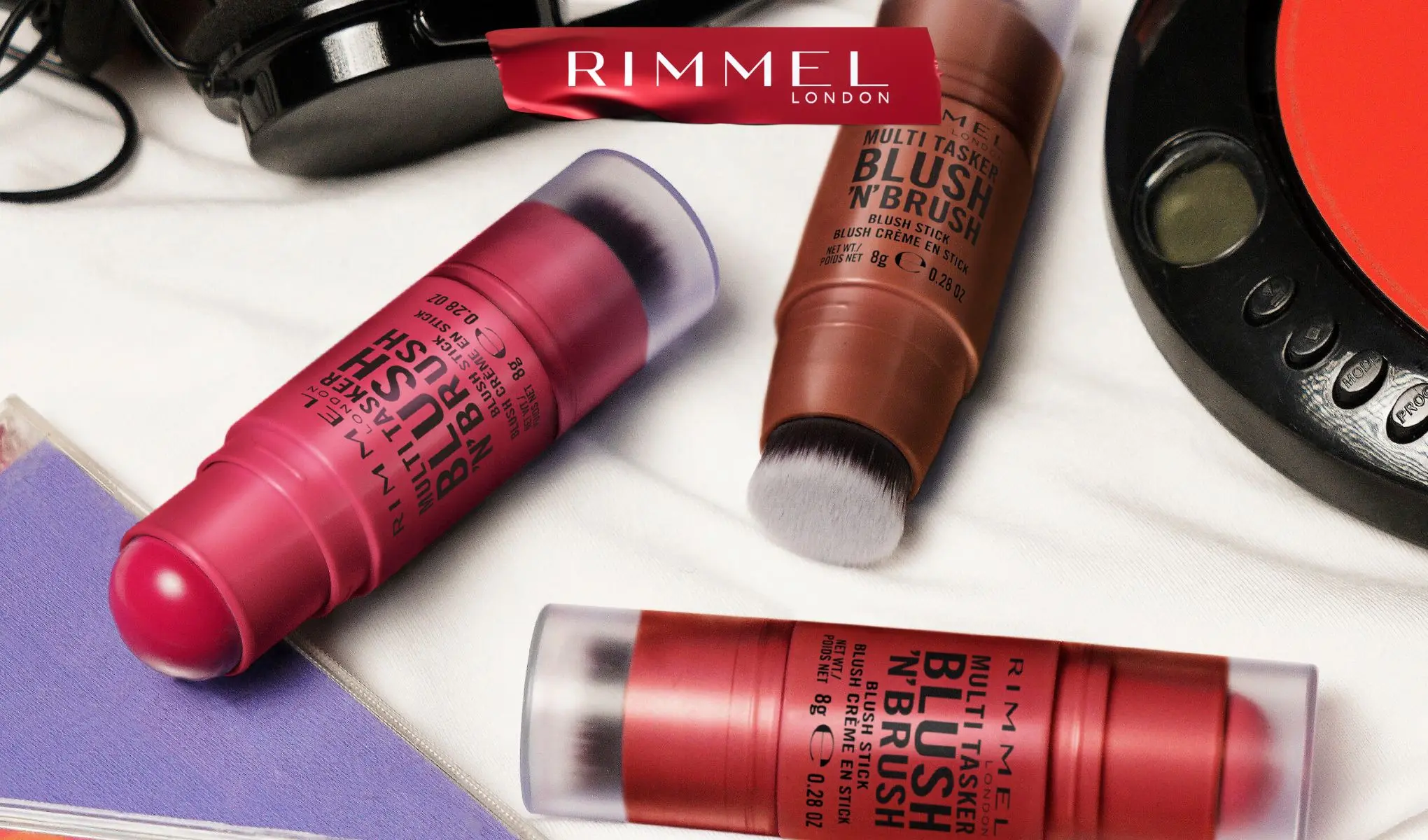 Tre Rimmel London Multi Tasker Blush N’ Brush-blushprodukter mot lys bakgrunn.