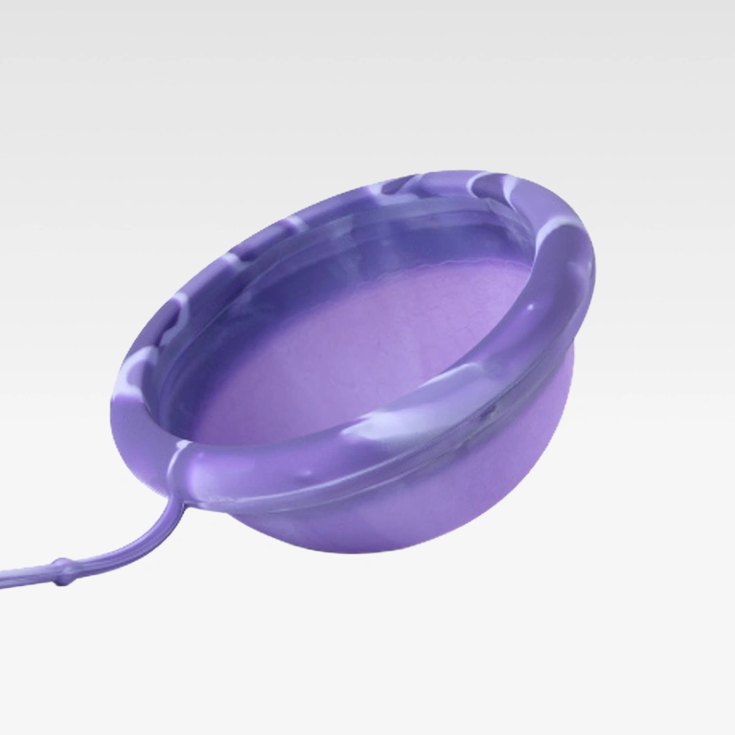 Violetti kokoontaitettava silikonikulho hihnalla vaaleanharmaalla taustalla. Pyöreä muotoilu violetinsävyisellä marmoroidulla kuviolla.