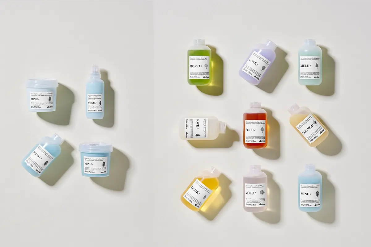 Fyra Davines hårvårdsprodukter från serierna LOVE och MINU visas mot vit bakgrund med utstrukna produkttexturer i vitt, ljuslila, turkos och lila bakom förpackningarna. Bilden innehåller schampo, hårmask och hårvårdsprodukter med synliga etiketter där “LOVE/”, “MINU/” och Davines-logotypen framgår.