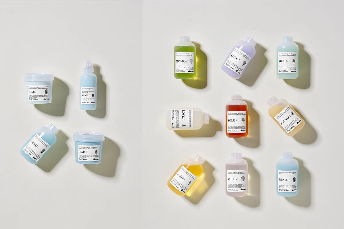 Fyra Davines hårvårdsprodukter från serierna LOVE och MINU visas mot vit bakgrund med utstrukna produkttexturer i vitt, ljuslila, turkos och lila bakom förpackningarna. Bilden innehåller schampo, hårmask och hårvårdsprodukter med synliga etiketter där “LOVE/”, “MINU/” och Davines-logotypen framgår.