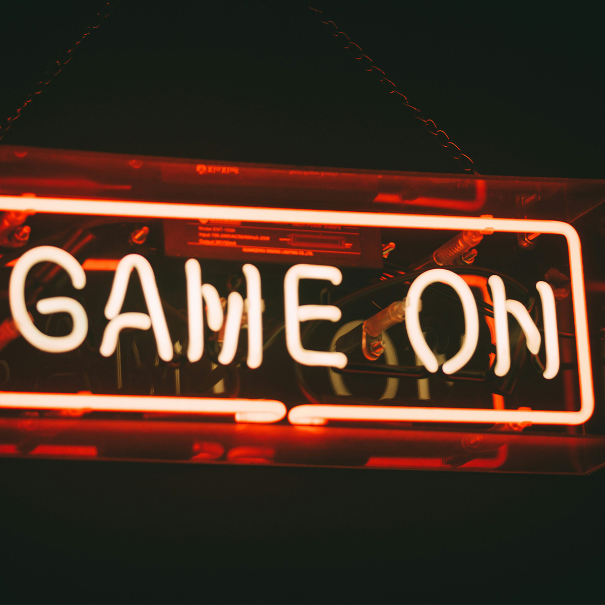 Neonvalokyltti, jossa lukee "GAME ON"