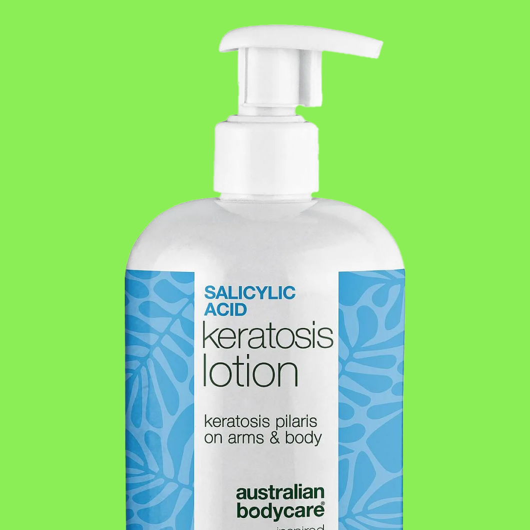 Pumppupullo, jossa teksti “SALICYLIC ACID keratosis lotion keratosis pilaris on arms & body australian bodycare” vihreää taustaa vasten.