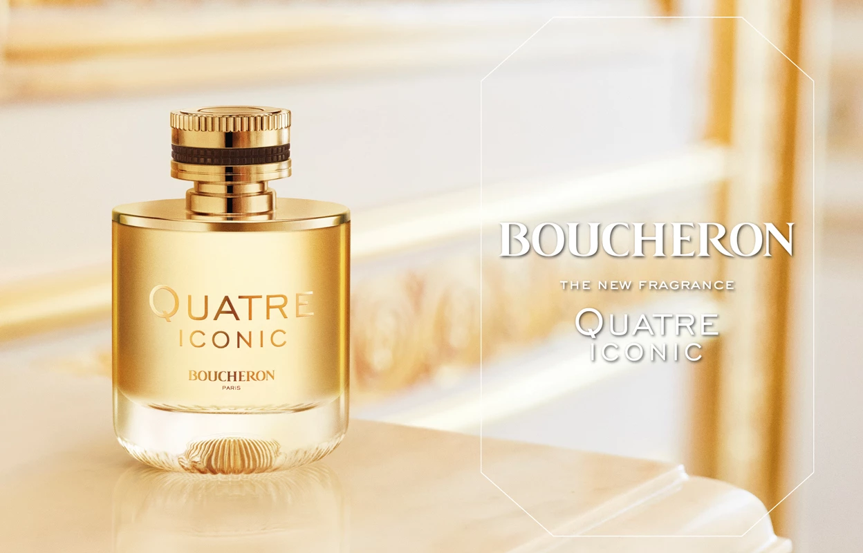 Parfymeflaske fra Boucheron med navnet «Quatre Iconic». Flasken er elegant og gyllen, plassert på en marmoroverflate med en luksuriøs bakgrunn. Teksten «Boucheron The New Fragrance Quatre Iconic» er synlig til høyre på flasken.