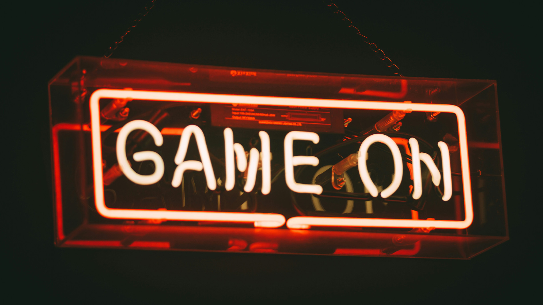 Neonvalokyltti, jossa lukee "GAME ON"