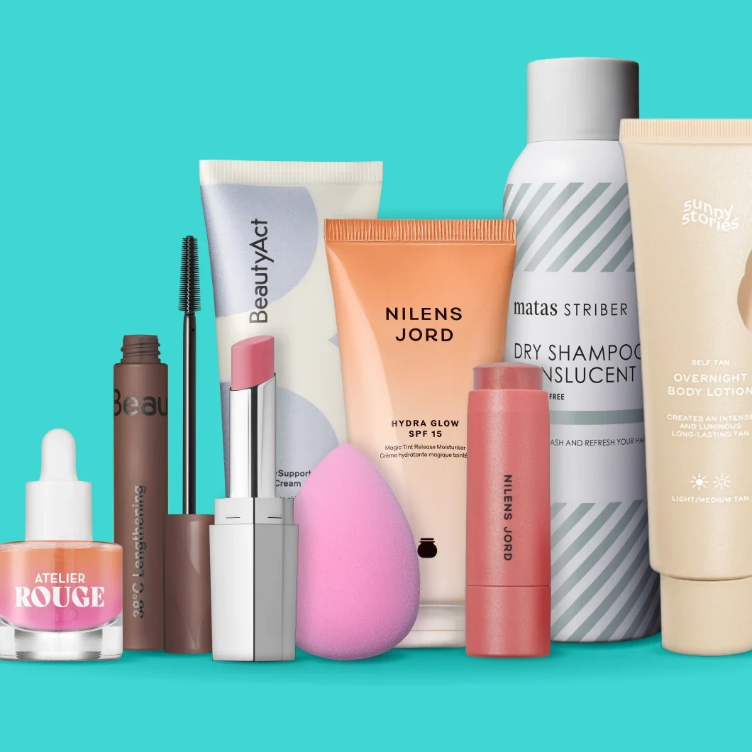 Beautyprodukter mot turkos bakgrund med serum från Atelier Rouge, BeautyAct mascara och hudkräm, Nilens Jord Hydra Glow SPF 15 och läppstift, Matas Striber Dry Shampoo Translucent, Sunny Stories Overnight Body Lotion, en makeupsvamp och ett rosa läppstift i silverfärgad hylsa. Synlig text på förpackningarna inkluderar bland annat "ATELIER ROUGE", "BeautyAct", "NILENS JORD HYDRA GLOW SPF 15", "matas STRIBER DRY SHAMPOO TRANSLUCENT" och "sunny stories SELF TAN OVERNIGHT BODY LOTION".