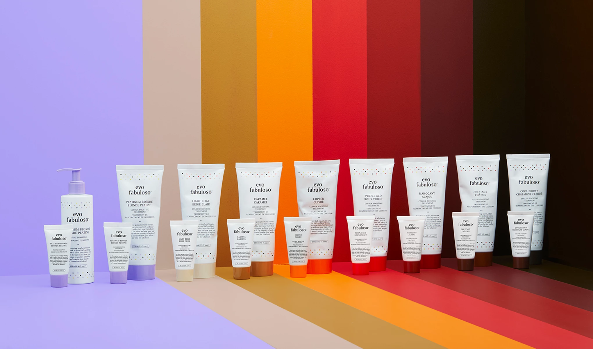 En rekke hårpleieprodukter fra merket «evo fabuloso» er plassert mot en bakgrunn av vertikale fargeblokker i lilla, beige, oransje, rød og brun. Produktene omfatter ulike fargebevarende balsamer og behandlinger for ulike hårfarger.