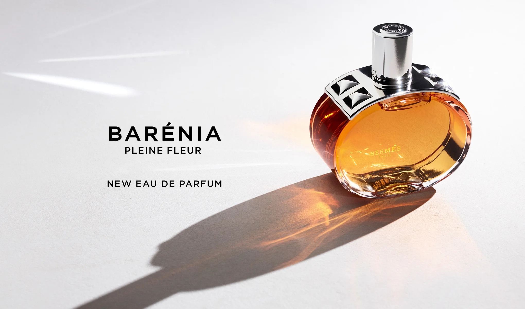 Hermès Barénia Pleine Fleur-parfymeflask. Tekst: «Barénia Pleine Fleur. Hermès Paris. New Eau de Parfum.»
