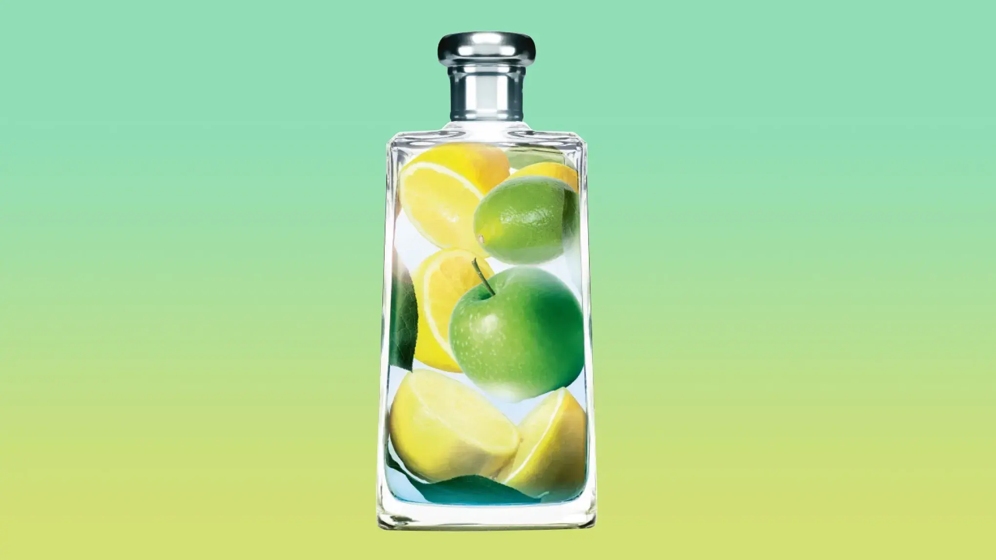 En glasflaska fylld med gröna äpplen, citroner och limefrukter mot en grön-gul bakgrund.