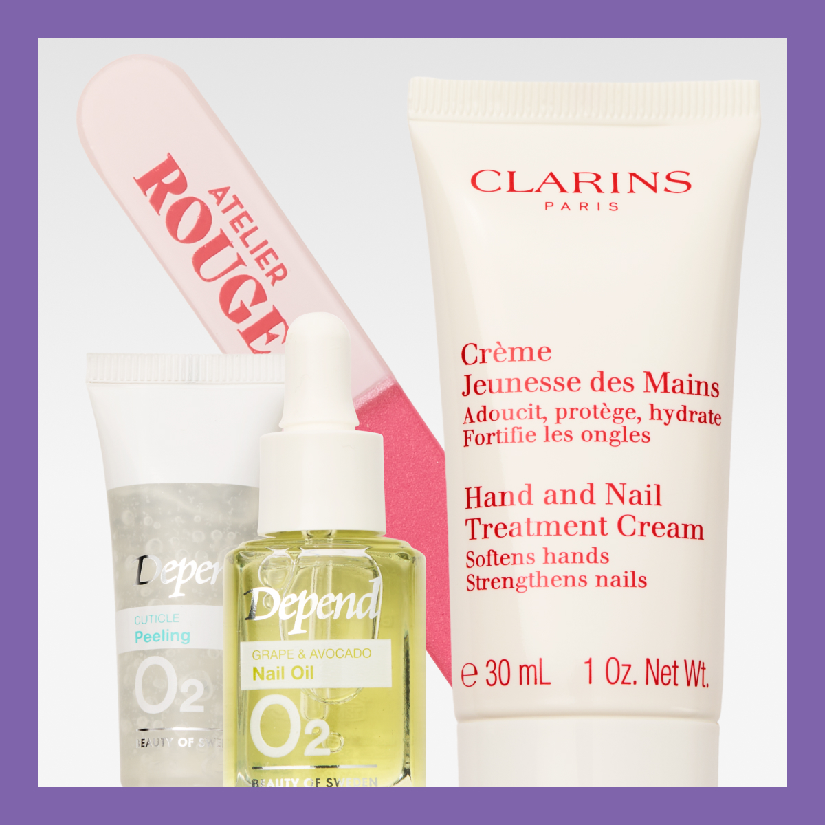 En samling hand- och nagelvårdsprodukter, inklusive en rosa nagelfil från Atelier Rouge, en handkräm från Clarins, en nagelolja och en nagelbandspeeling från Depend. Bilden är omgiven av en lila ram.