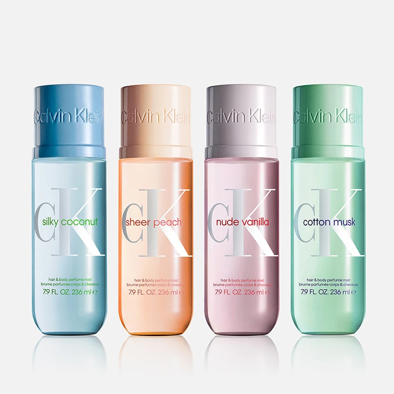 Neljä värikästä Calvin Klein CK hair & body perfume mist -tuoksusuihketta, tuoksut "silky coconut", "sheer peach", "nude vanilla" ja "cotton musk". Pulloissa näkyvät myös tekstit "Calvin Klein", "hair & body perfume mist", "7.9 FL. OZ 236 ml" ja "brume parfumée corps & cheveux".