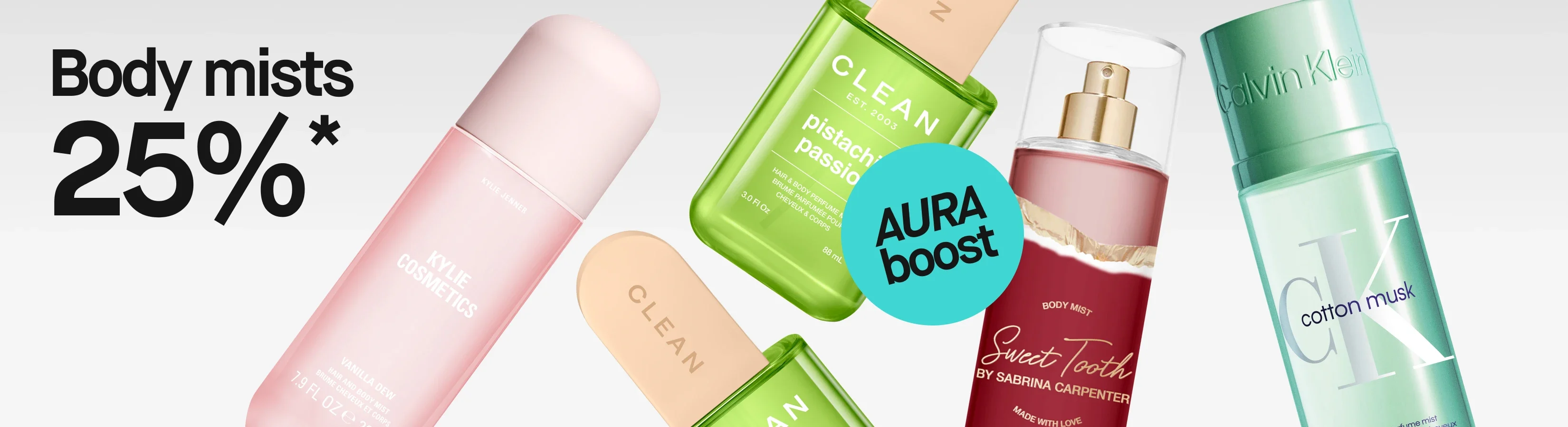 Kampanj med texten "Body mists 25%*" och "AURA boost". Bilden visar body mists från Kylie Cosmetics Vanilla Dew, CLEAN Pistachio Passion, Sweet Tooth by Sabrina Carpenter Cherry Baby och Calvin Klein CK One Cotton Musk.