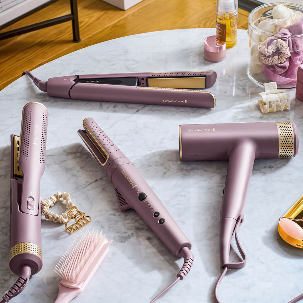 Remington AirVive stylingverktøy og hårføner sett plassert på bordet, sticker med ”First at KICKS!”.