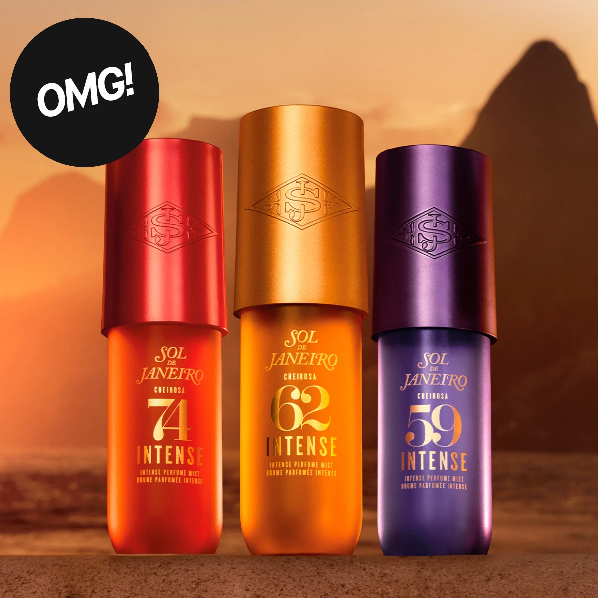 Tre parfymesprayer fra Sol de Janeiro: Cheirosa 74 Intense, 62 Intense og 59 Intense Perfume Mist i røde, oransje og lilla flasker med store matchende korker. Produktene står mot en varm oransje bakgrunn med teksten «OMG!» i en svart sirkel.