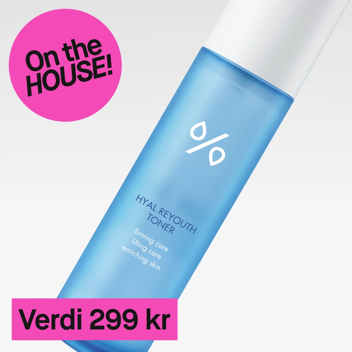 Et nærbilde av en blå flaske med hvitt lokk. Teksten på flasken lyder "Hyal Reyouth Toner". Bakgrunnen er lys grå og en rosa sirkel med teksten "On the HOUSE!" vises til venstre. Under flasken er det en rosa rektangel med teksten "Verdi 299 kr".