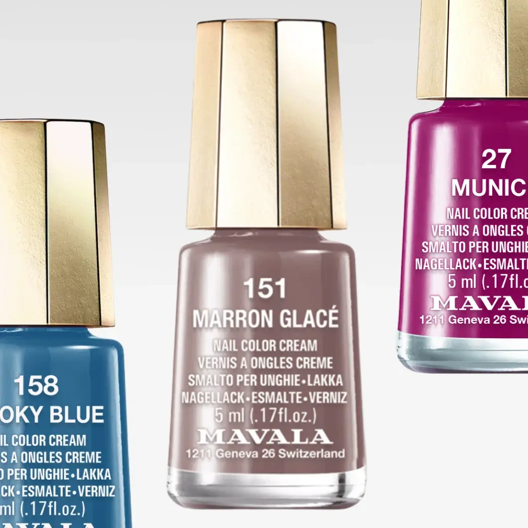 Tre Mavala nagellacksflaskor: blå '158 Smoky Blue', brun '151 Marron Glacé' och magenta '27 Munic'.