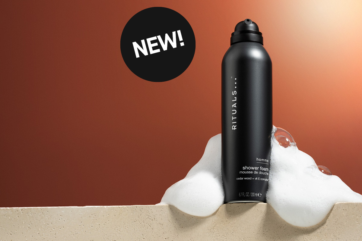 Rituals shower foam för män med synligt skum mot brun bakgrund och sticker med texten "NEW!"