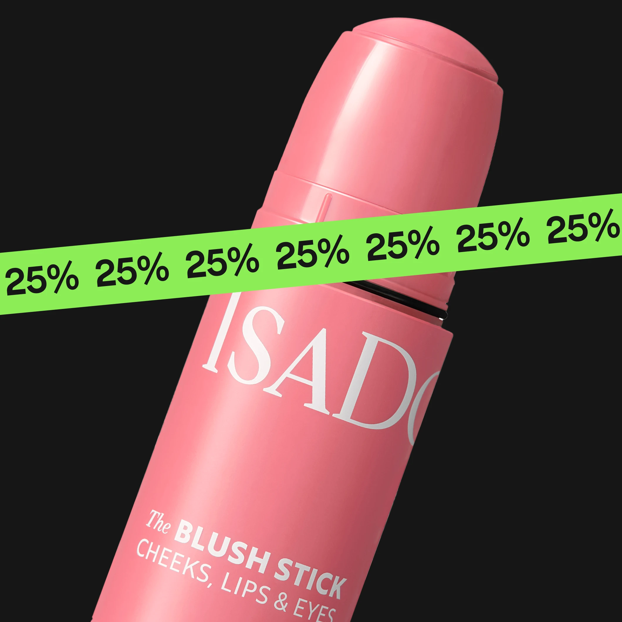 IsaDora The Blush Stick i rosa for kinn, lepper og øyne mot svart bakgrunn. Tekst i bildet: "KICKS CLUB", "IsaDora makeupbas 25%*", "Member DEAL", "25%" gjentatt samt "The BLUSH STICK CHEEKS, LIPS & EYES".
