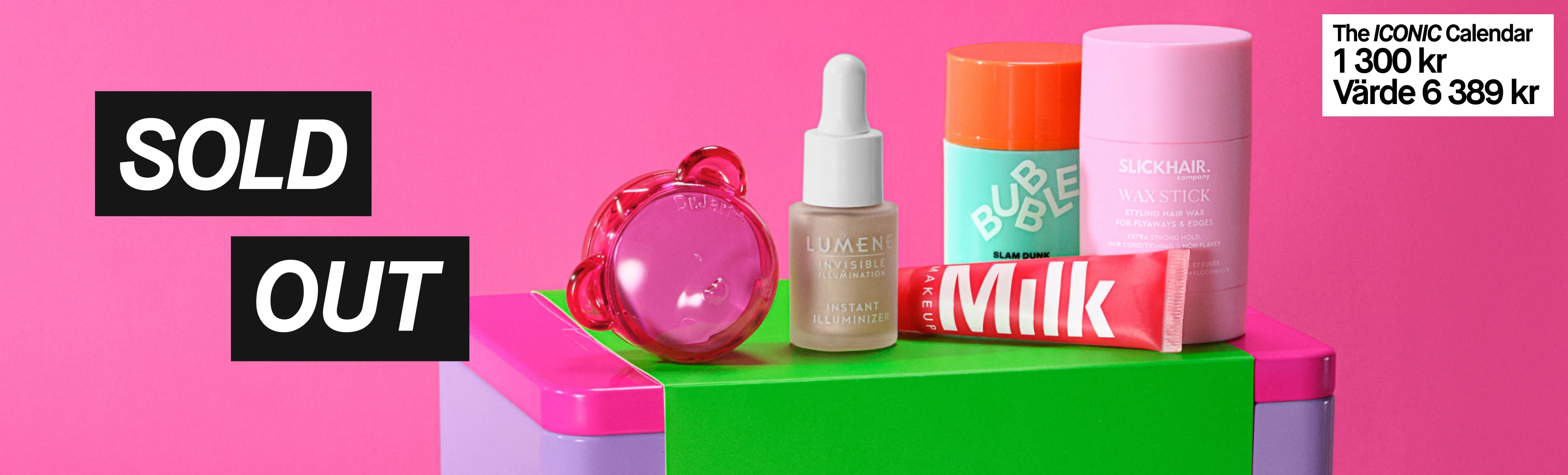 SOLD OUT. The ICONIC Calendar 1 300 kr, värde 6 389 kr, med Dr.Jart+, Lumene Invisible Illumination Instant Illuminizer, Bubble Slam Dunk, Milk Makeup och Slickhair Wax Stick på färgstarka gröna, rosa och lila podier.