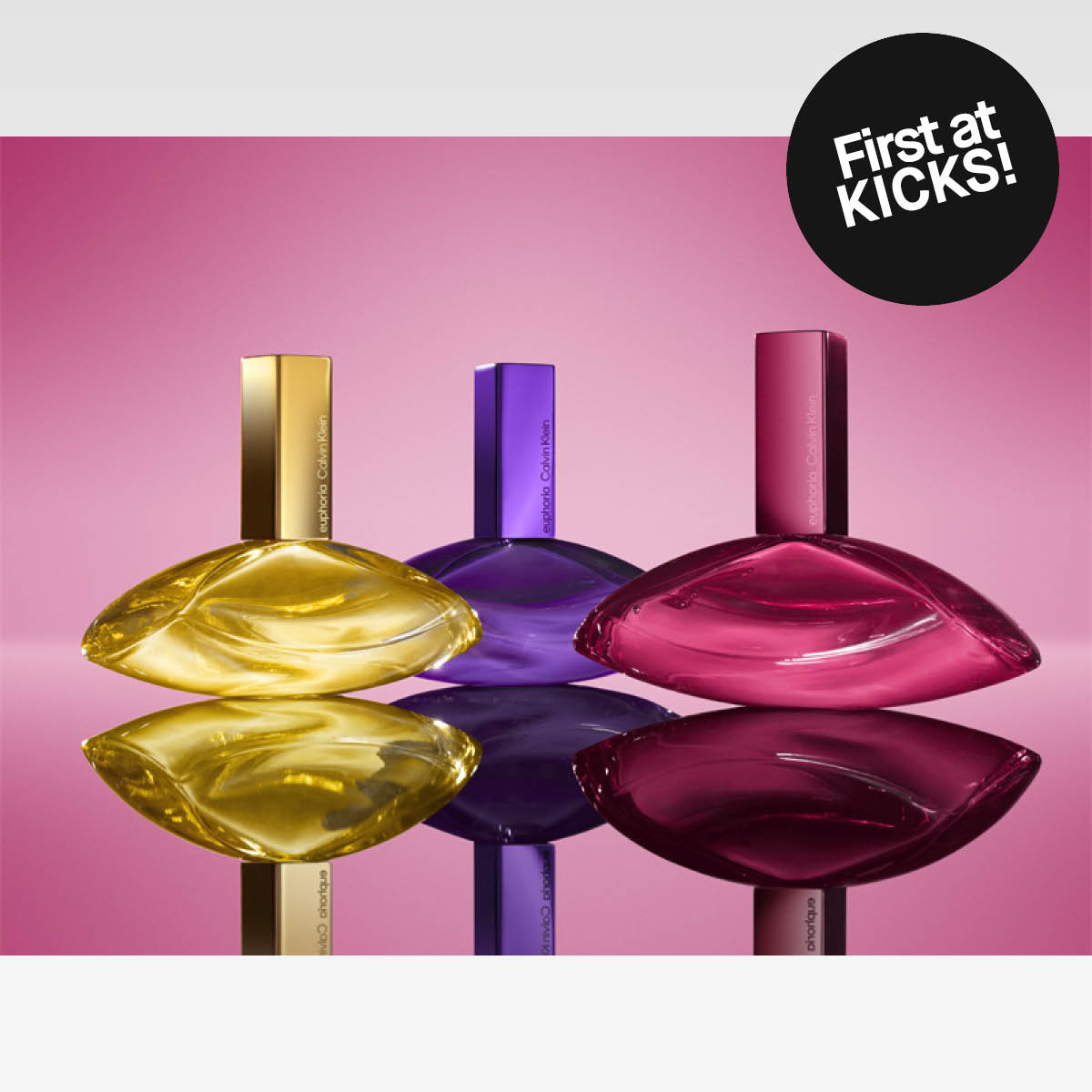 Tre Calvin Klein parfymflaskor i olika färger mot rosa bakgrund, med texten ”First at KICKS!”.