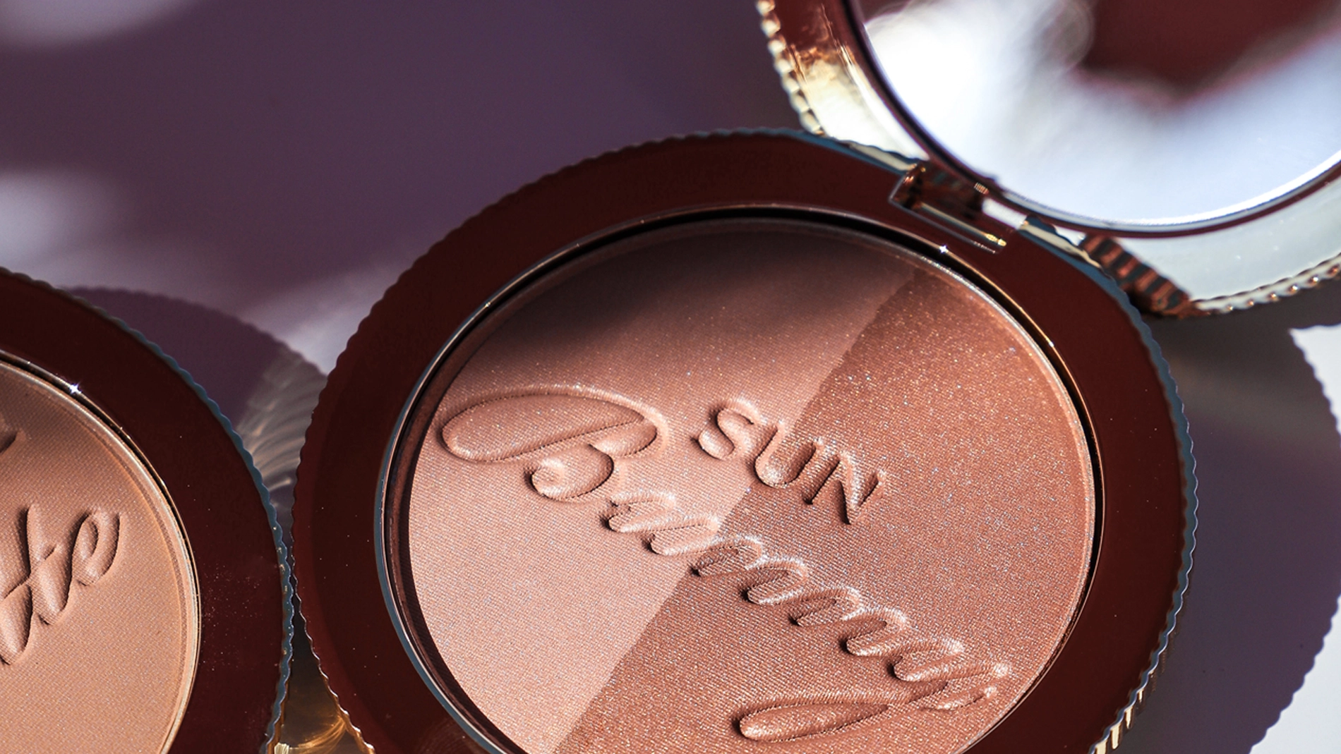 Tvåfärgat solpuder i askar med texten Sun Bunny med mjuk diffus skugga i bakgrunden.
