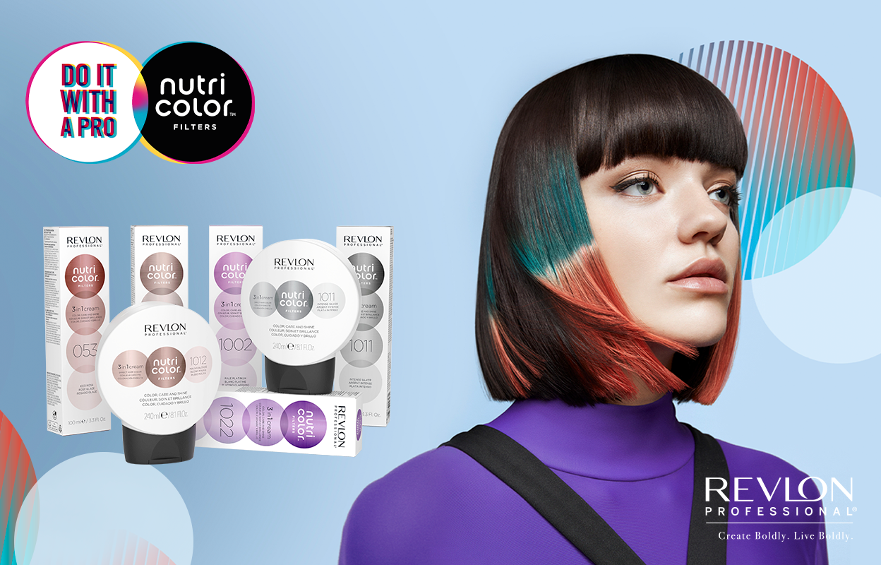 En kvinne med fargerikt hår står mot en lyseblå bakgrunn. Håret hennes har hint av turkis og rød farge. Til venstre i bildet står flere pakker med hårfargeprodukter fra Revlon Professional. Over produktene er det to sirkler med ordene «Do It With A Pro» og «nutri colour FILTERS». Til høyre i bildet er Revlon Professional-logoen og teksten «Create Boldly. Live Boldly.»