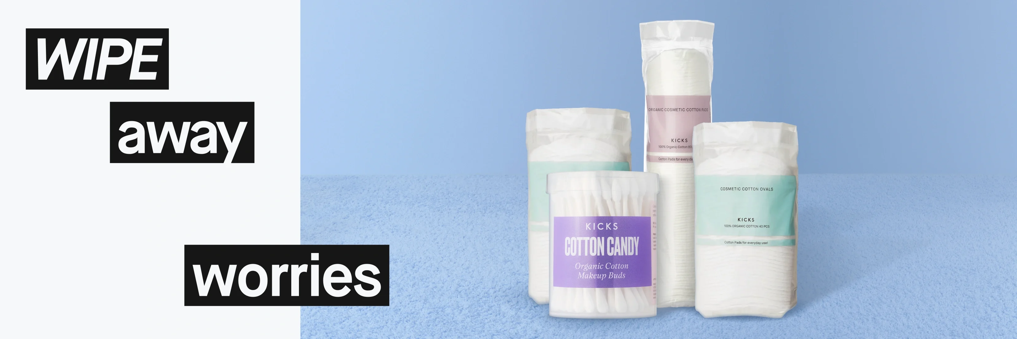 Kampanjakuva, jossa näkyy teksti “WIPE away worries”. KICKS Cotton Candy Organic Cotton Makeup Buds ja ekologiset vanulaput näkyvät sinisellä froteepinnalla vaaleansinistä taustaa vasten.
