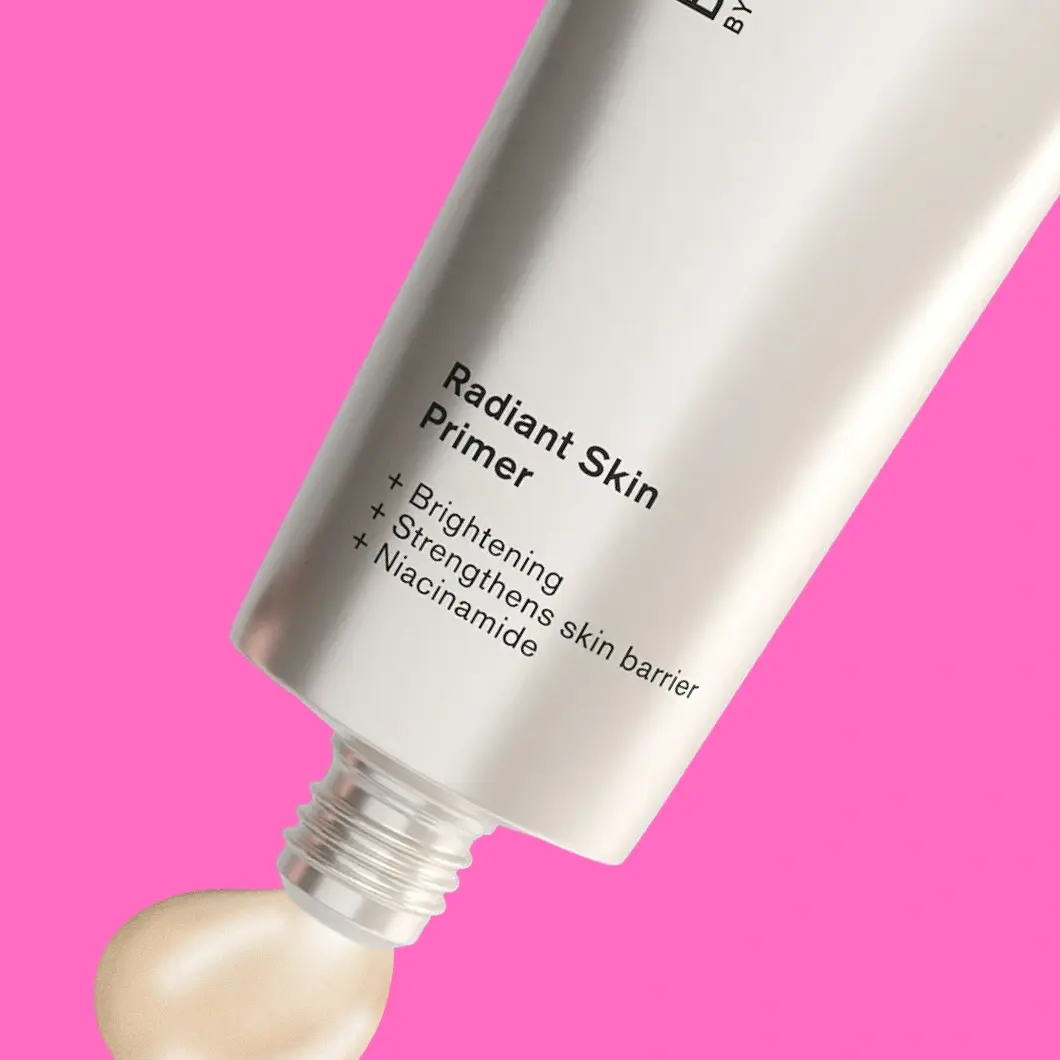 Tube med Radiant Skin Primer med produkt klemt ut. Egenskaper: Hudfornyende, styrker hudbarrieren, niacinamid.