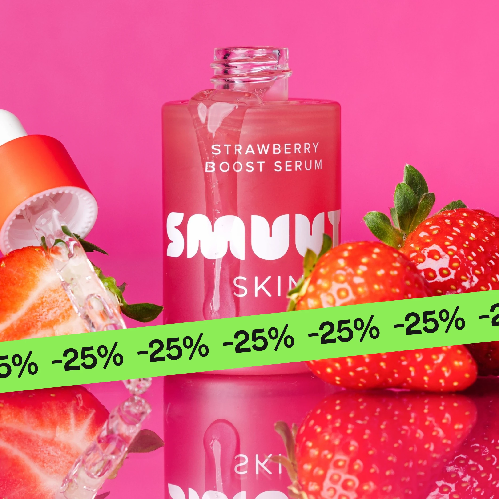 Lähikuva “Smuuti Skin Strawberry Boost Serum” -seerumista pinkissä pullossa, tekstit “Strawberry Boost Serum” ja “SMUUTI SKIN”, ympärillä mansikoita ja pipetti seerumilla, osittain vihreän “25%” -nauhan peitossa.