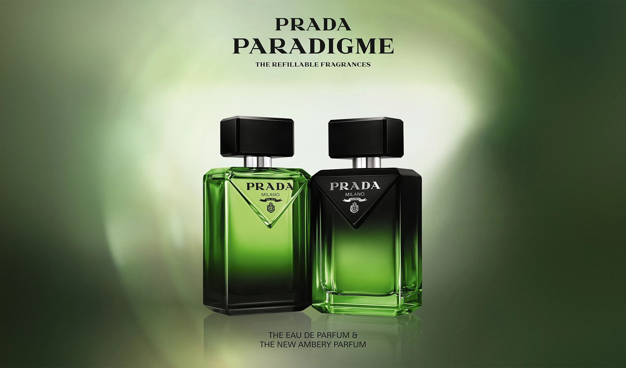 To grønne Prada-parfymer. Tekst: Prada Paradigme. The Refillable Fragrances. The Eau de Parfum & The New Ambery Parfum. Tom Holland.