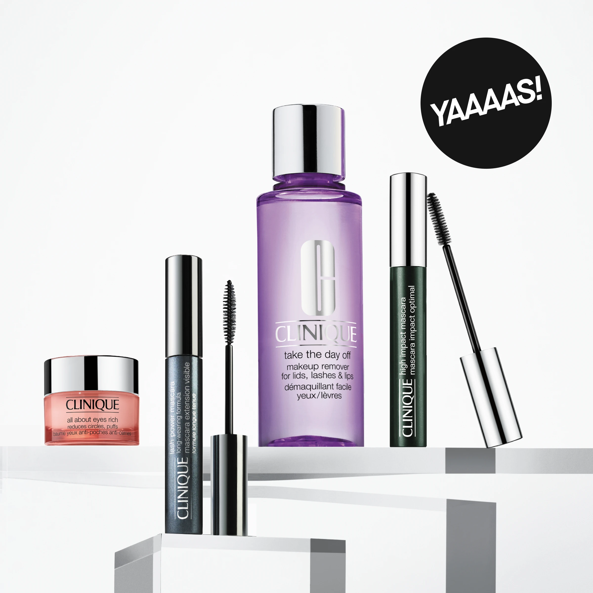 Clinique makeup med mascara, ögonkräm “all about eyes rich” och makeup remover “take the day off” placerade på vita podier, med texten “YAAAS!”.
