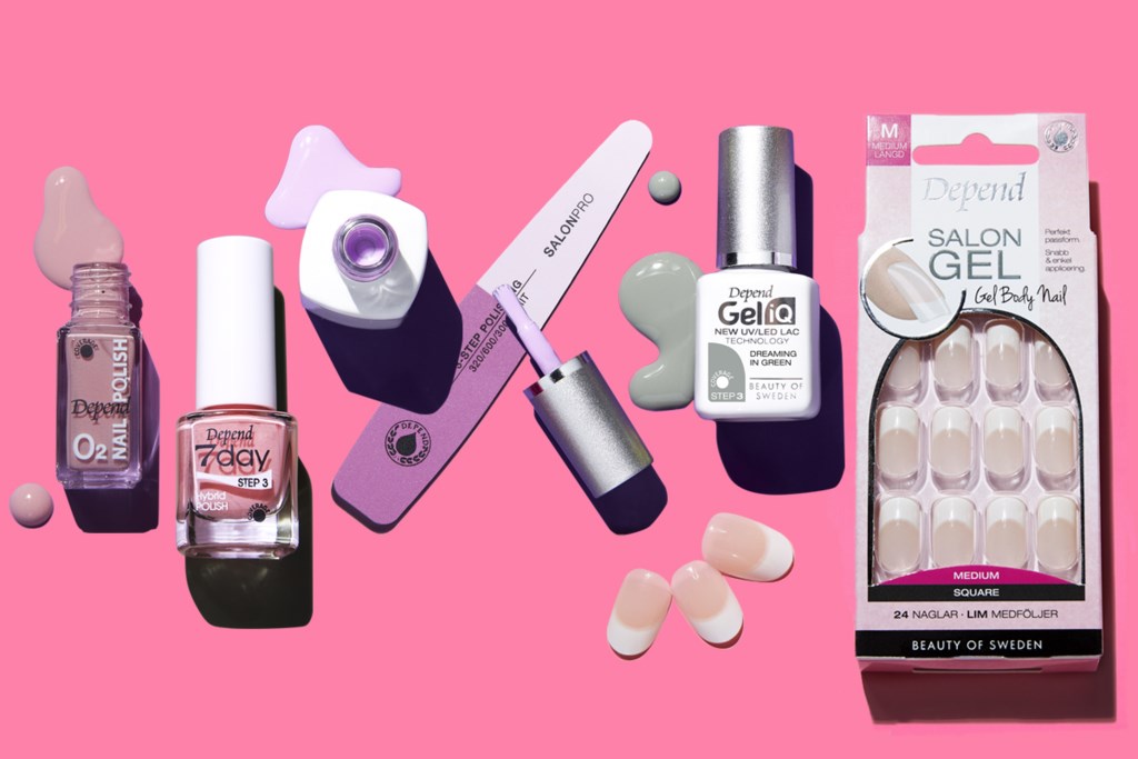 Flere negleprodukter fra merket Depend, plassert på en rosa bakgrunn. Det er også neglelakkdråper og kunstige negler spredt rundt produktene.