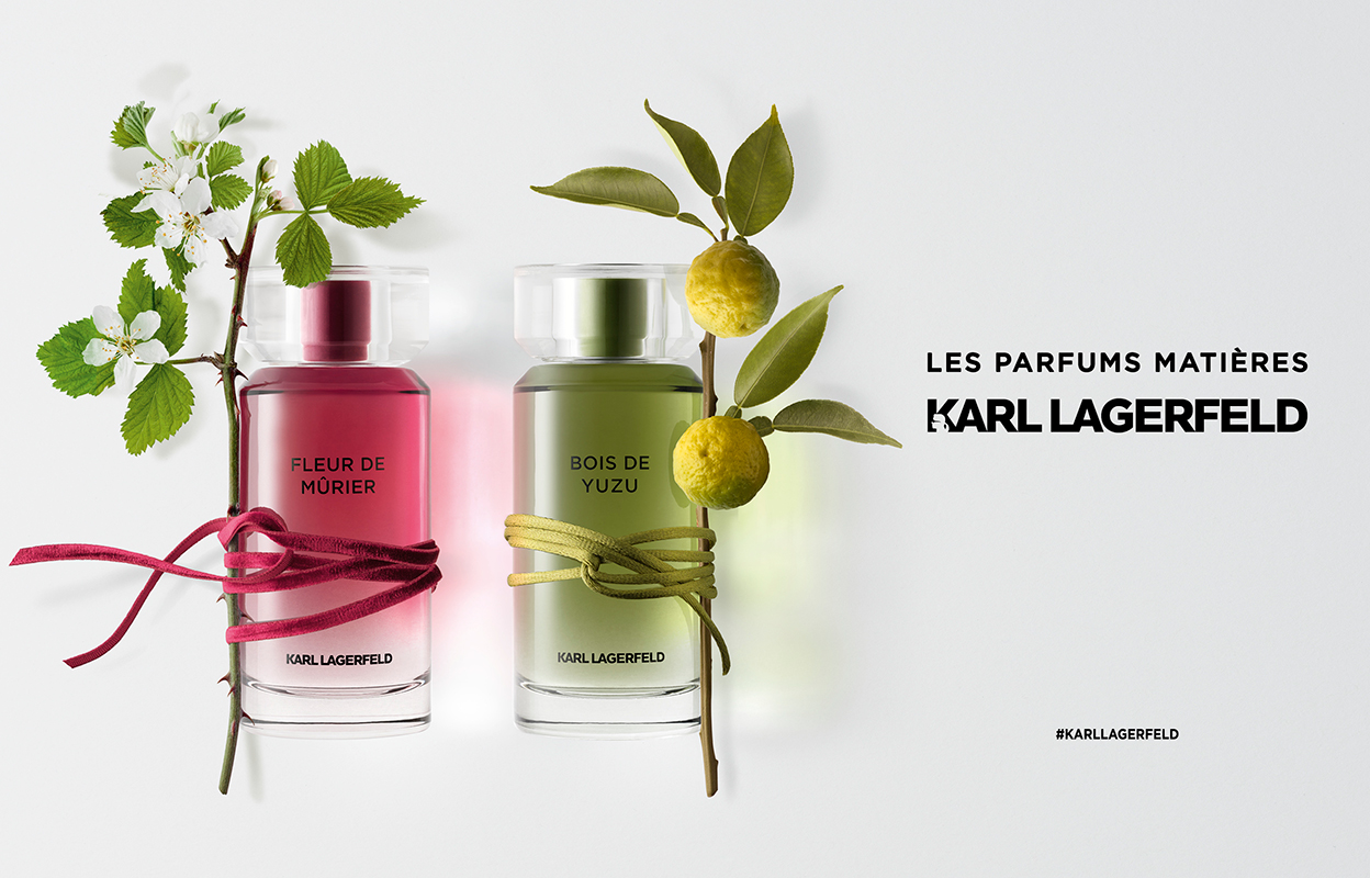 Kaksi hajuvesipulloa Karl Lagerfeldin ”Les Parfums Matières” -mallistosta. Vasemmanpuoleinen pullo, ”Fleur de Mûrier”, on punainen ja koristeltu vihreillä lehdillä ja valkoisilla kukilla. Oikeanpuoleinen pullo, ”Bois de Yuzu”, on vihreä ja koristeltu yuzuhedelmillä ja vihreillä lehdillä. Pullojen yläpuolella on teksti ”Les Parfums Matières Karl Lagerfeld” ja alapuolella ”#KARLLAGERFELD”.