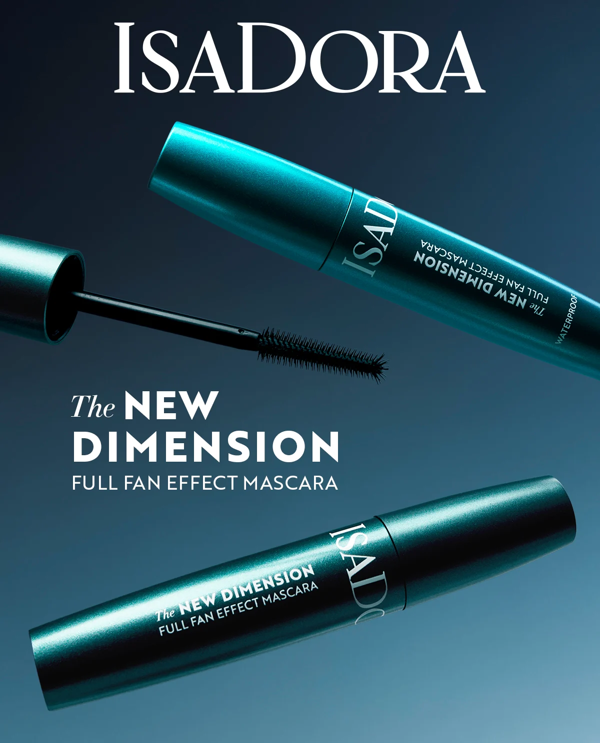 IsaDora The New Dimension Full Fan Effect Mascara visas mot en blågrön bakgrund med flera mascaraprodukter och en synlig mascaraborste. Texten “The New Dimension Full Fan Effect Mascara”, “Waterproof” och varumärket IsaDora syns i bilden.