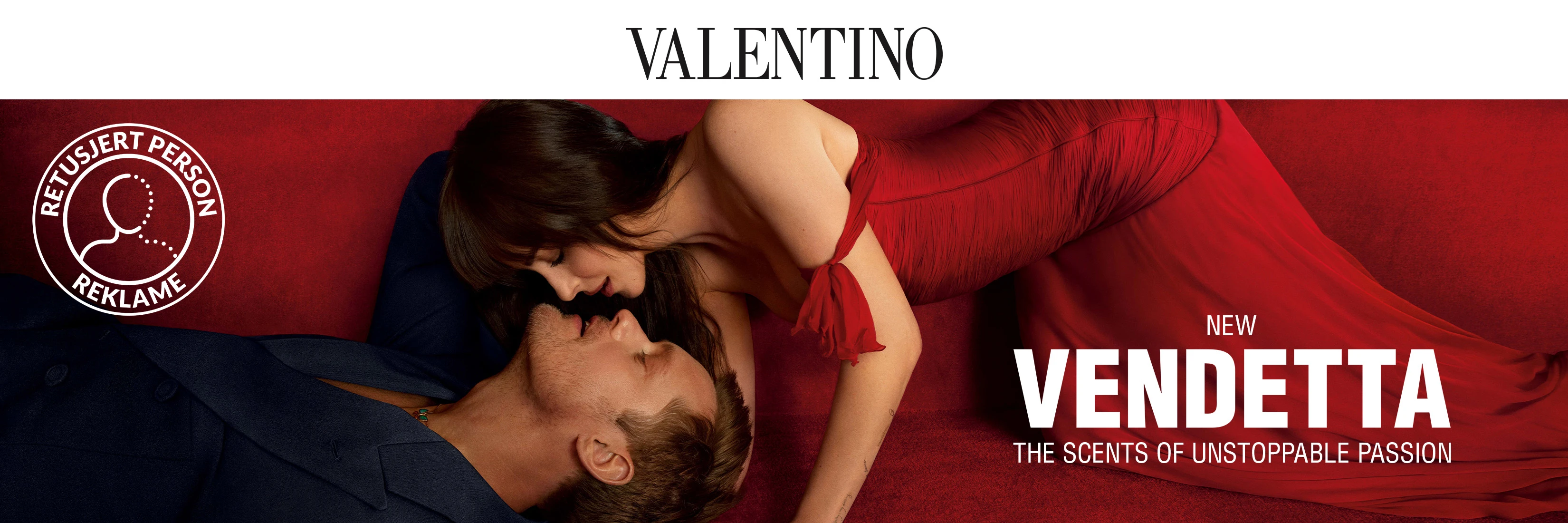 To Valentino Vendetta-parfymer mot rød bakgrunn. Bildet inneholder teksten «The scents of unstoppable passion» og en beskrivelse av moderne intimitet og lidenskap.