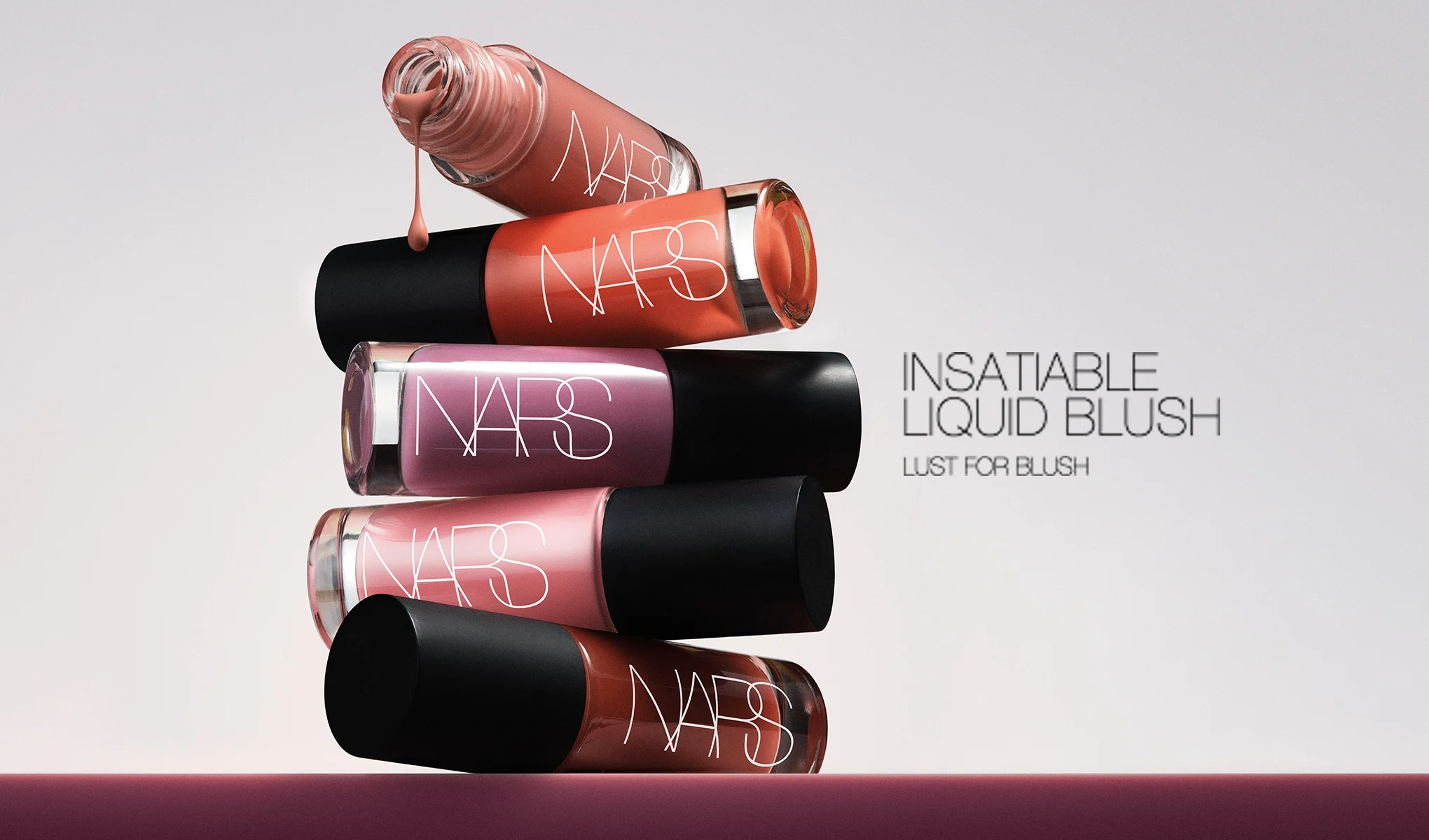 NARS Insatiable Liquid Blush i ulike nyanser. Bildet inneholder tekstene «Insatiable Liquid Blush» og «Lust for Blush».
