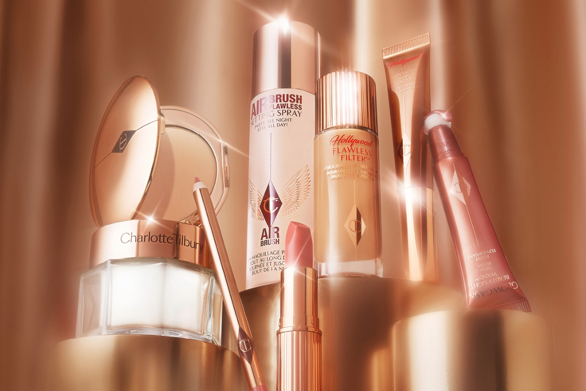 Avatar for maia En samling sminkeprodukter fra Charlotte Tilbury. Produktene inkluderer en pudderkompakt, en leppeblyant, en setting spray, en flytende foundation, en contour krem og en flytende blush. Alle produktene har en elegant, gullfarget emballasje og er plassert mot en lys bakgrunn.