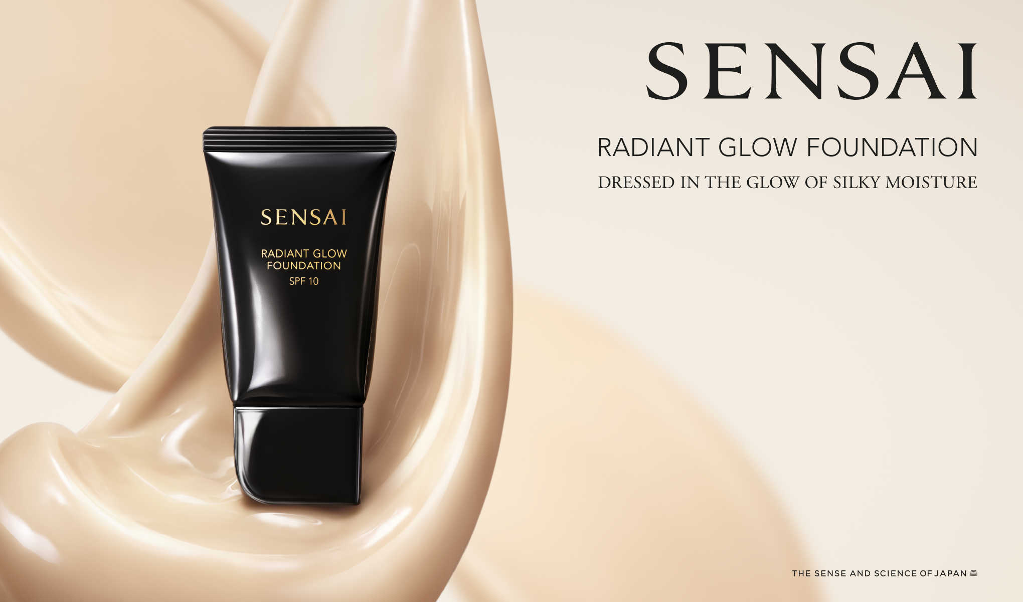Sensai Radiant Glow Foundation SPF 10 i en svart tube er plassert på en lys, silkemyk overflate. Teksten "DRESSED IN THE GLOW OF SILKY MOISTURE" vises til høyre.