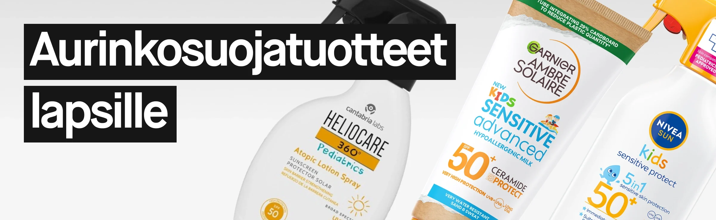 Kolme lasten aurinkosuojatuotetta vaaleaa taustaa vasten: Heliocare 360 Pediatrics -suihke mustalla pumpulla, La Roche-Posay Anthelios UVMune 400 Dermo-Pediatrics SPF 50+ -tuubi ja Nivea Sun Kids Sensitive Protect SPF 50+ -suihke. Vasemmalla teksti “Solskydd barn” valkoisella mustalla taustalla.