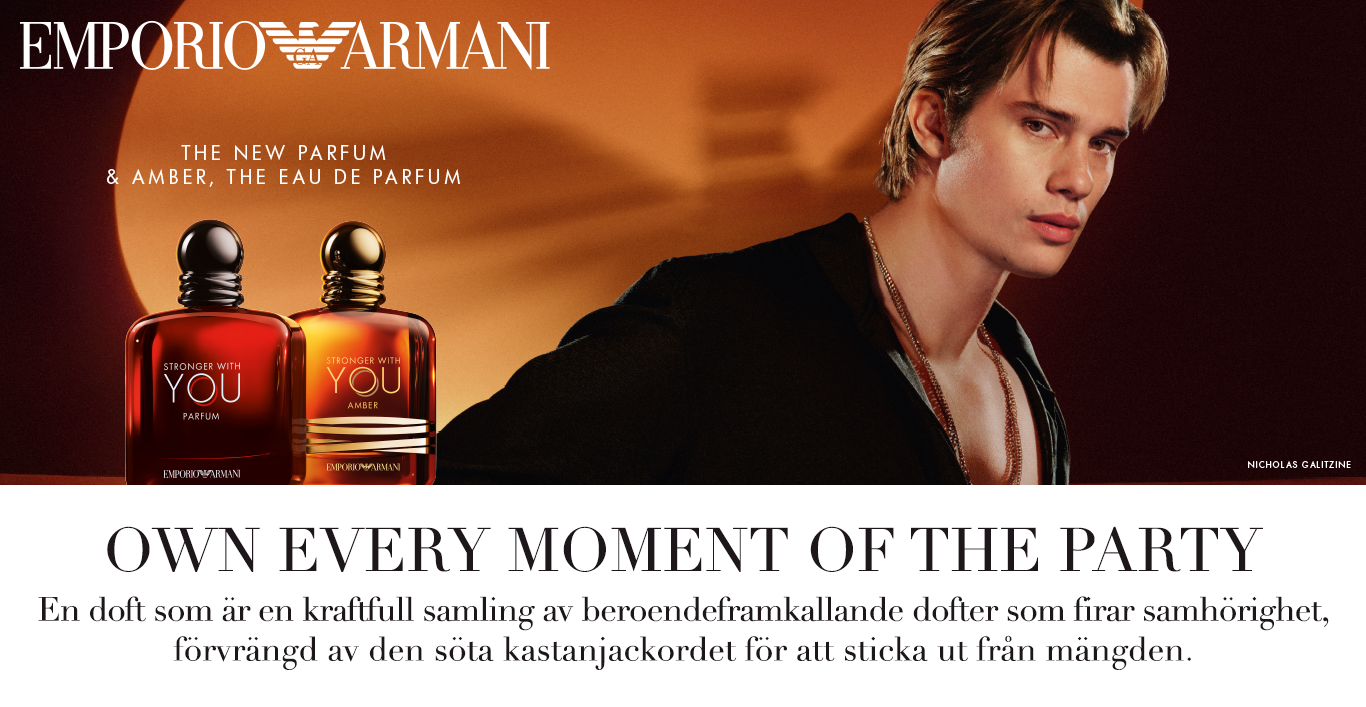 Emporio Armani Stronger With You-parfymerna är avbildade mot en varm bakgrund. De två flaskorna, en röd och en gul, står bredvid varandra, med texten "OWN EVERY MOMENT OF THE PARTY" och en beskrivning av doften som en kraftfull samling av beroendeframkallande dofter som firar samhörighet, förvrängd av den söta kastanjackordet för att sticka ut från mängden.