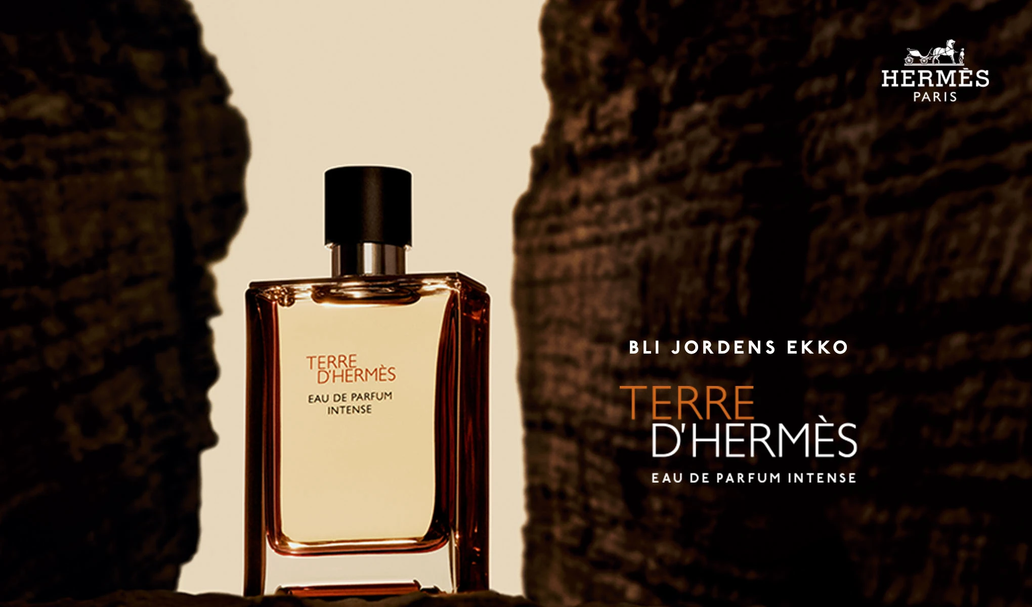Hermès Terre D'Hermès Eau de Parfum Intense-flaske foran en steinete bakgrunn.