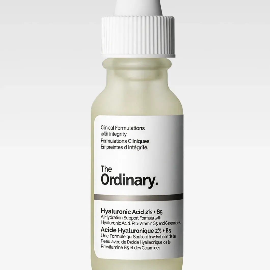 The Ordinary Hyaluronic Acid 2% + B5 serum i en vit flaska med pipett. Etiketten säger 'A Hydration Support Formula'.