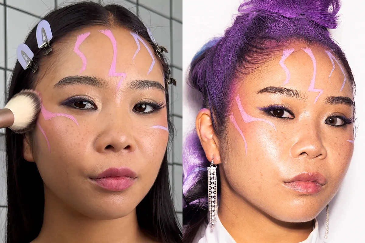 En stegvis tutorial som visar hur man sminkar sig till karaktären Rumi. Bilden visar en person med mörkt hår och lila hårklämmor, som använder en sminkborste för att applicera basmakeup. Personen står mot en bakgrund med vita och svarta kakelplattor. En annan bild visar samma person med lila hår och glittrande örhängen, som det färdiga resultatet.