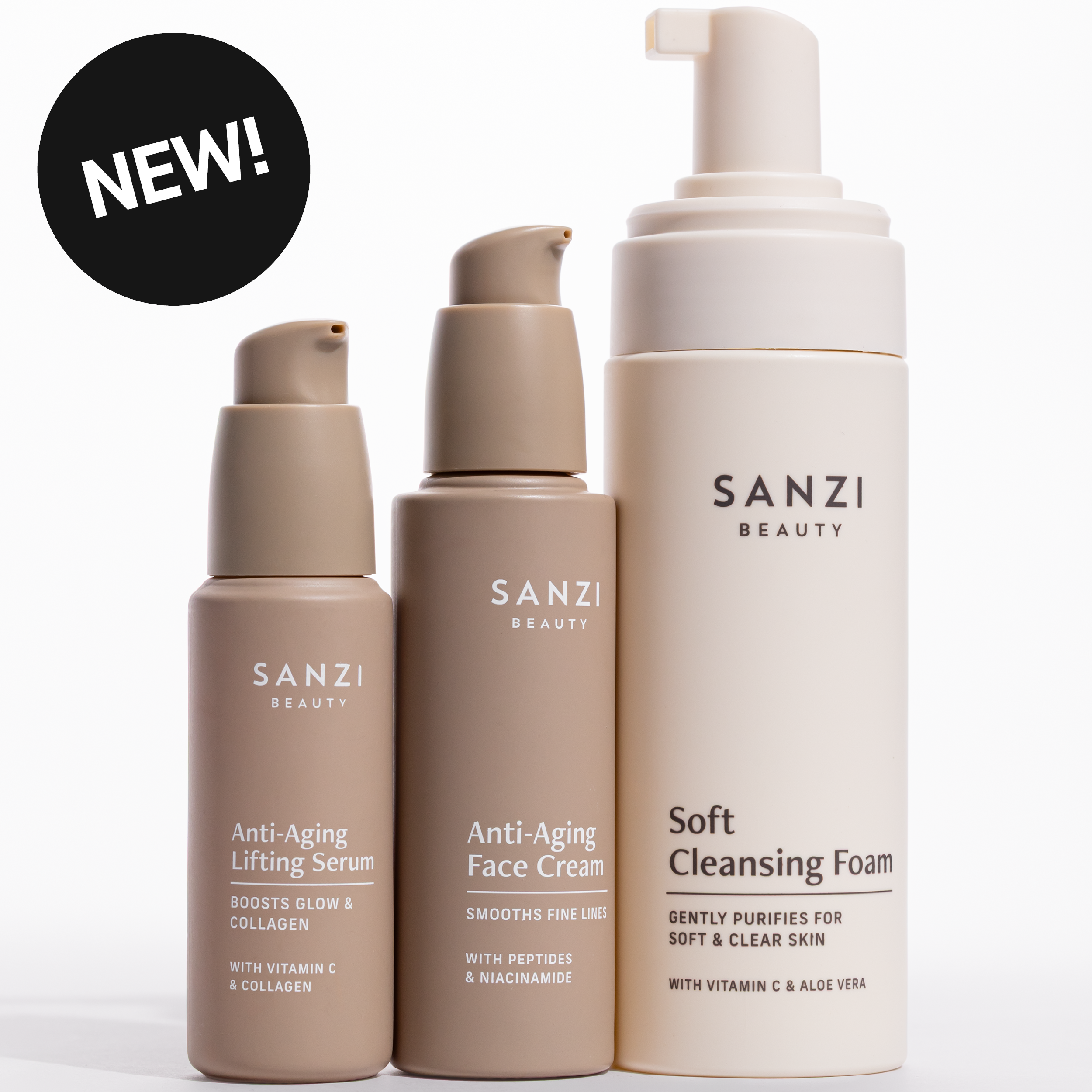 Sanzi Beauty-hudvårdsprodukter mot ljus bakgrund, inklusive rengöringsskum, ansiktskräm och serum. Bilden innehåller texten ”NEW!”.
