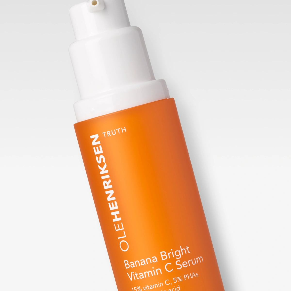Ole Henriksen Banana Bright Vitamin C Serum i oransje flaske med pumpe, tekst synlig på etiketten.