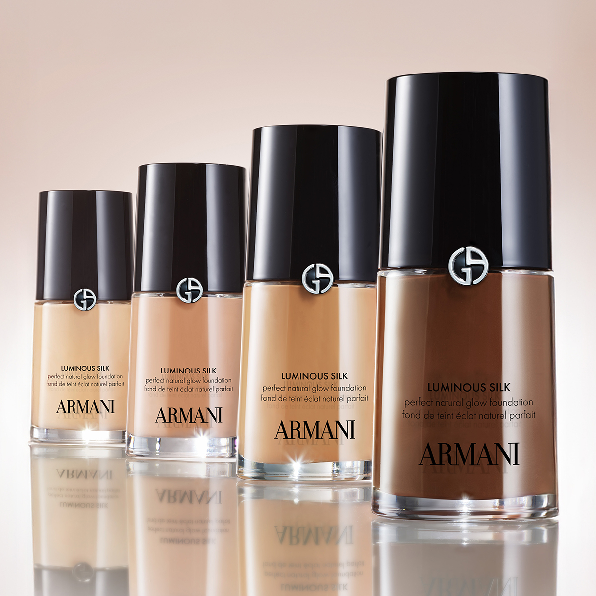 Giorgio Armani Luminous Silk foundation i flere nyanser på lys bakgrunn.