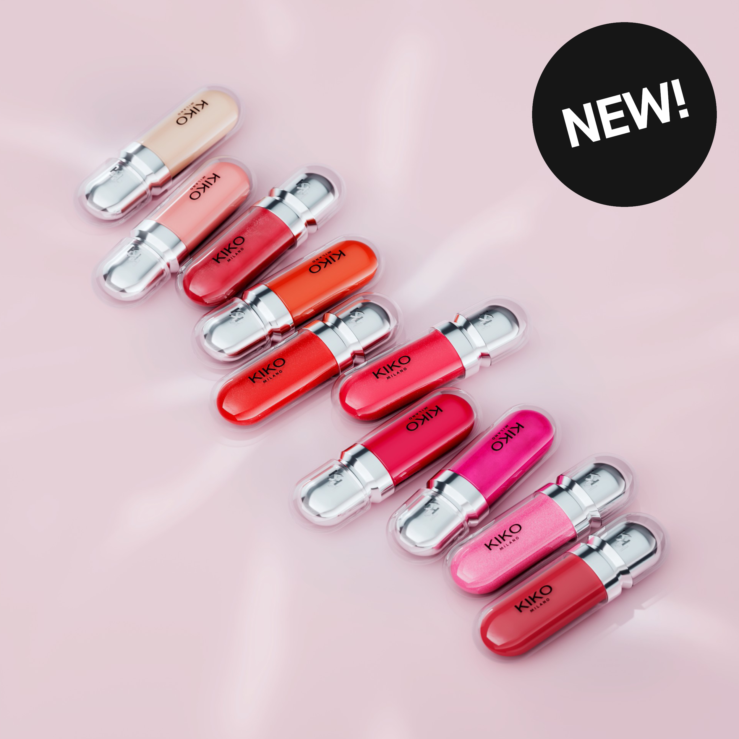 Leppeprodukter fra KIKO Milano i flere ulike nyanser mot rosa bakgrunn. Tekst: «NEW!»