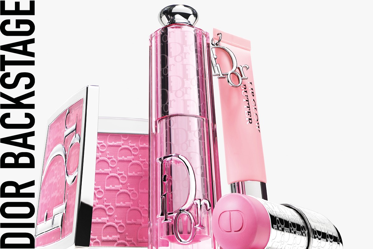 Dior Backstage sminkprodukter i rosa nyanser, inklusive läppbalsam, läppstift och rouge. Produkterna är stilfullt uppställda och framhäver varumärkeslogotypen