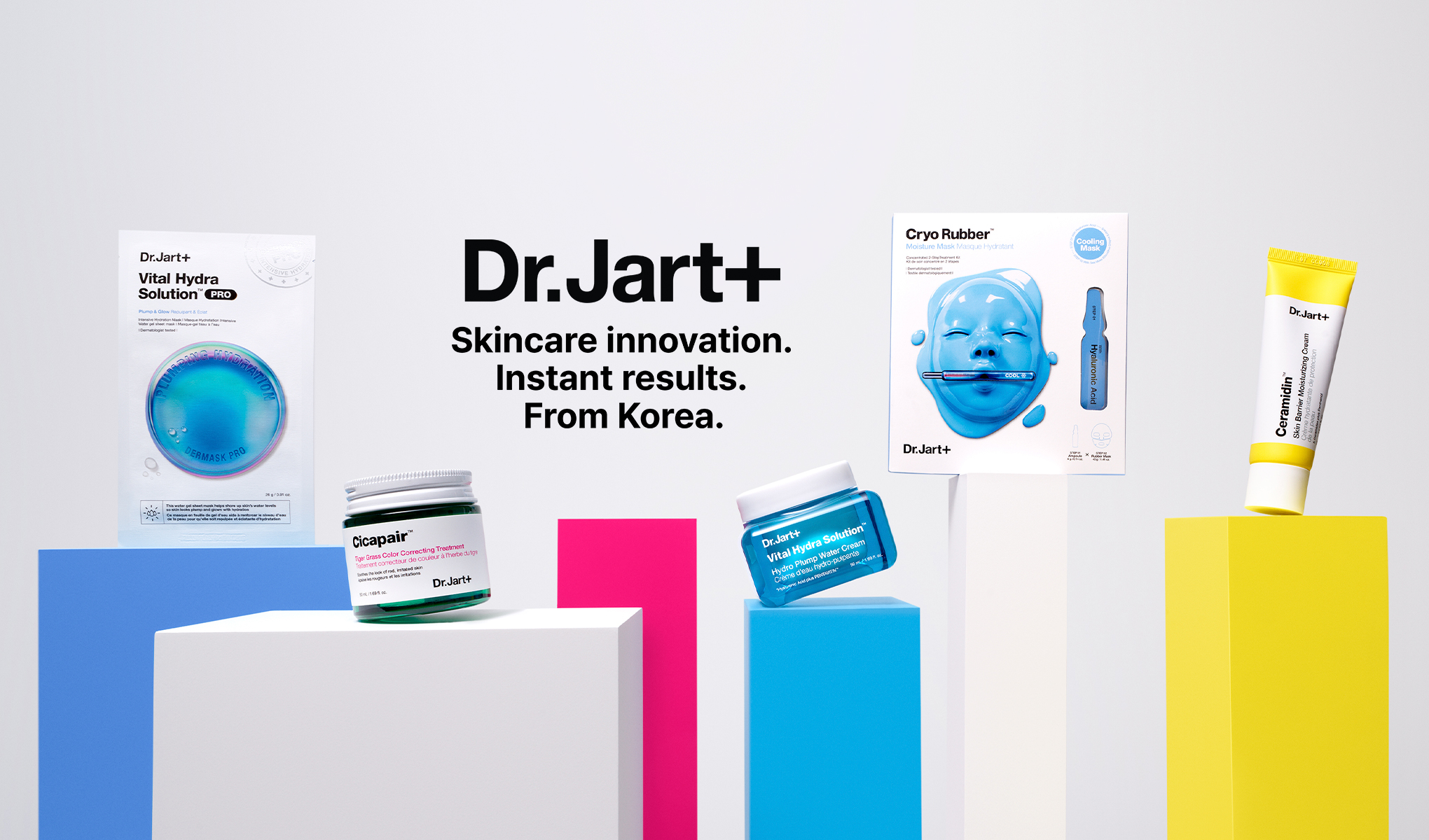 Useita Dr.Jart+:n ihonhoitotuotteita, jotka on järjestetty värikkäisiin kuutioihin. Kuvan keskellä on teksti ”Dr.Jart+ Skincare innovation. Välittömiä tuloksia. Koreasta.” Tausta on vaalea ja neutraali.