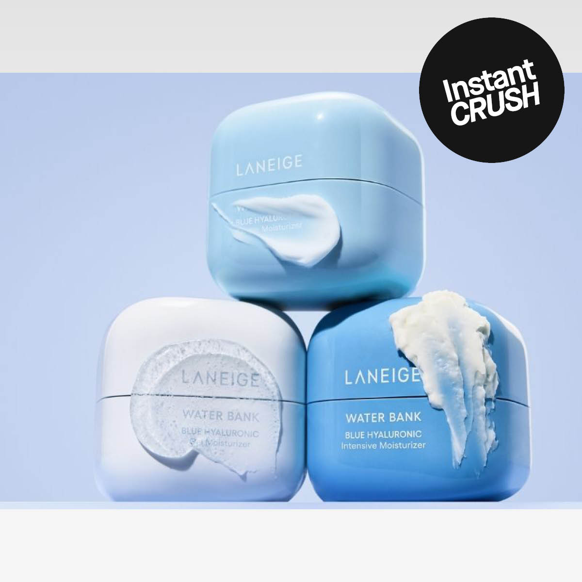 Laneige Water Bank ansiktskremer på lys blå bakgrunn med synlig kremtekstur, med teksten «Instant CRUSH».